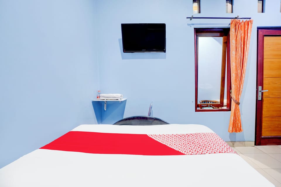 Standard Double Room | Desk, bed sheets