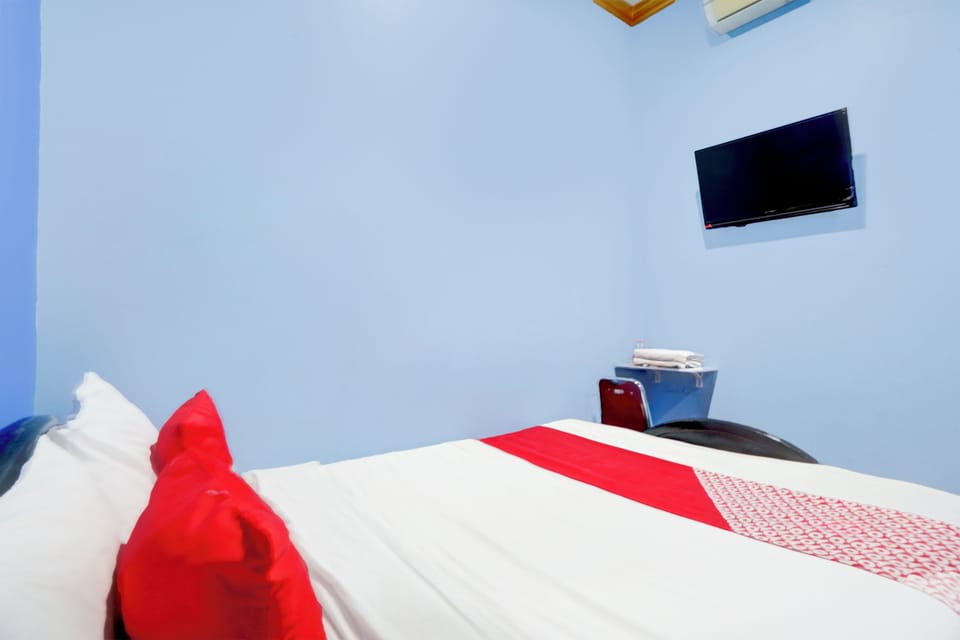 Standard Double Room | Desk, bed sheets