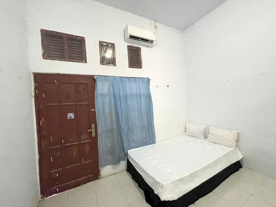Standard Double Room | Desk, bed sheets