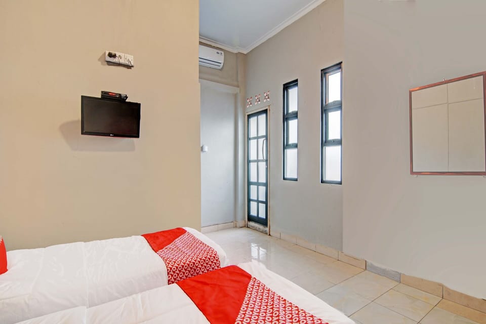 Standard Twin Room | Desk, laptop workspace, free WiFi, bed sheets