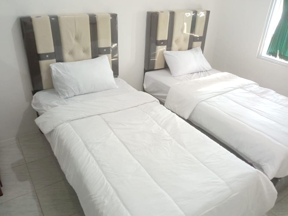 Standard Twin Room | Laptop workspace, free WiFi, bed sheets