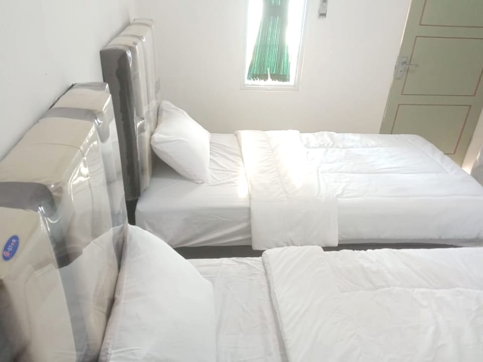 Standard Twin Room | Laptop workspace, free WiFi, bed sheets
