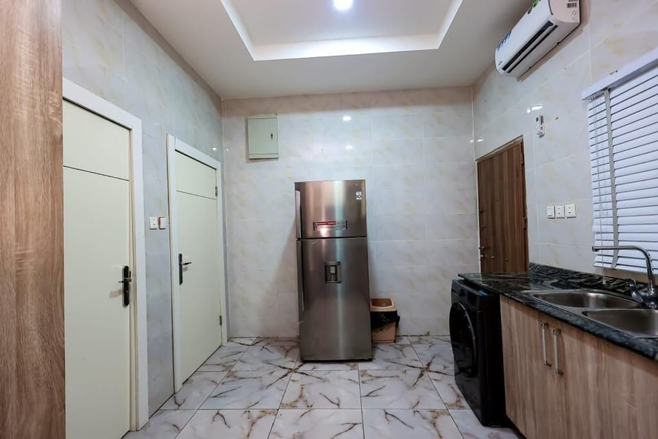 Full-size fridge, microwave, oven, blender
