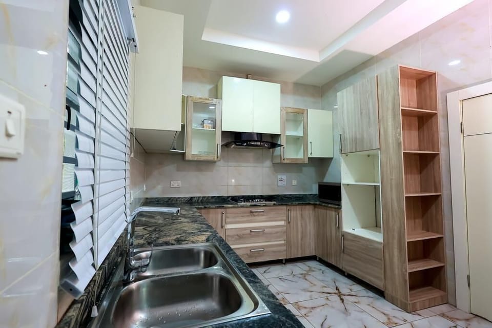 Full-size fridge, microwave, oven, blender