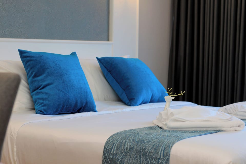 Family Room | Hypo-allergenic bedding, minibar, in-room safe, individually furnished