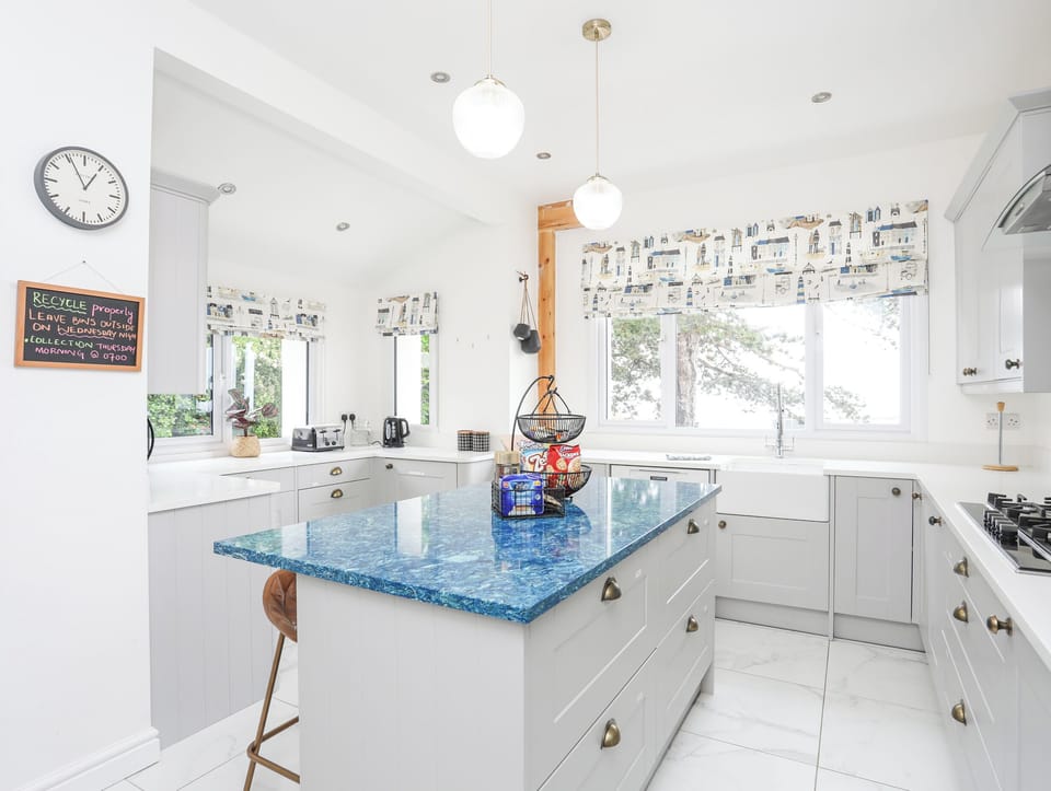 Cottage | Private kitchen | Fridge, dishwasher, electric kettle, toaster