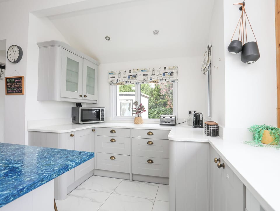 Cottage | Private kitchen | Fridge, dishwasher, electric kettle, toaster