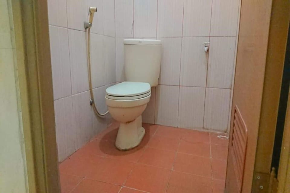 Standard Double Room | Bathroom | Shower, towels, toilet paper