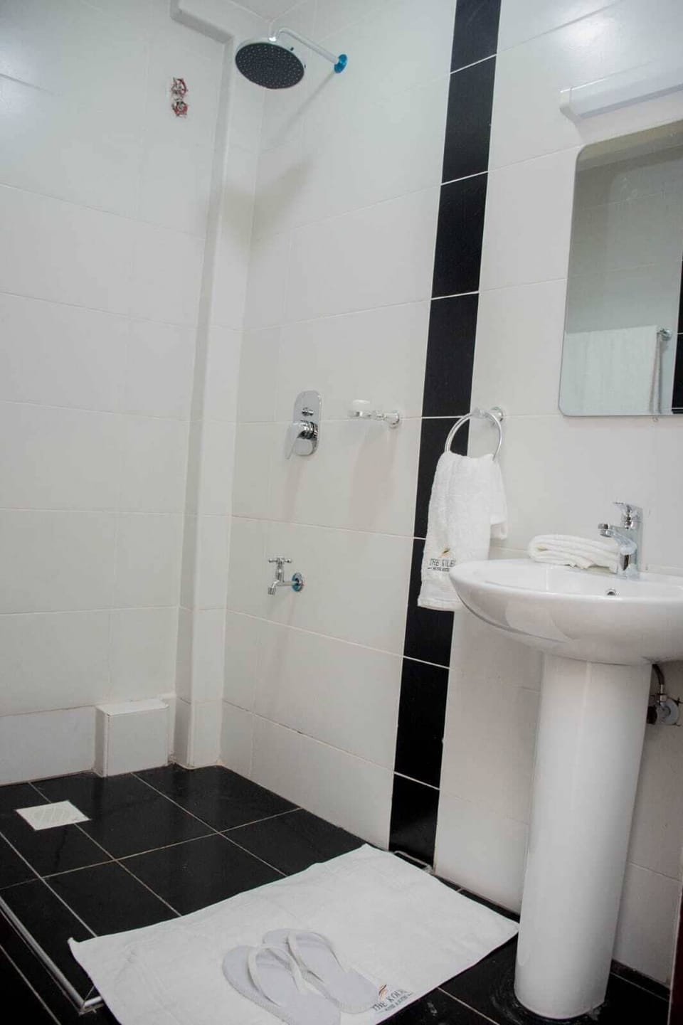 Deluxe Room, 1 Double Bed | Bathroom | Slippers