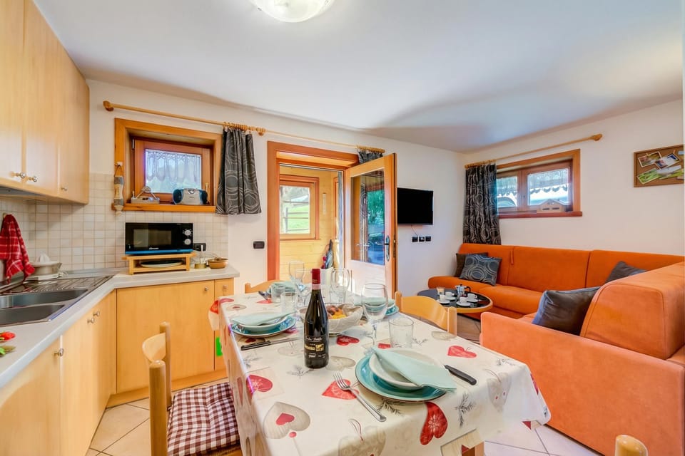 Family Apartment, 2 Bedrooms, Microwave (Chalet Sciachilo’ Ski In-Ski Out) | Dining