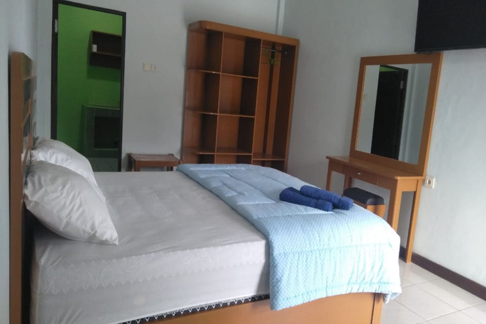 Standard Double Room | Desk, WiFi (free), bed sheets