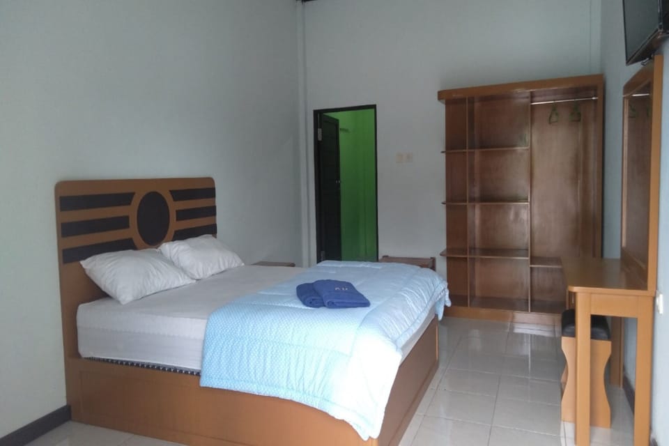 Standard Double Room | Desk, WiFi (free), bed sheets