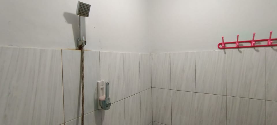 Standard Twin Room | Bathroom | Shower, towels, toilet paper