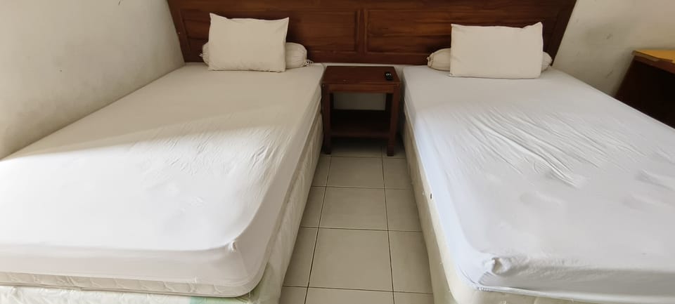 Standard Twin Room | Laptop workspace, WiFi (free), bed sheets