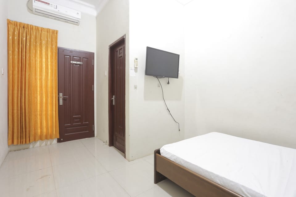 Standard Double Room | Desk, bed sheets