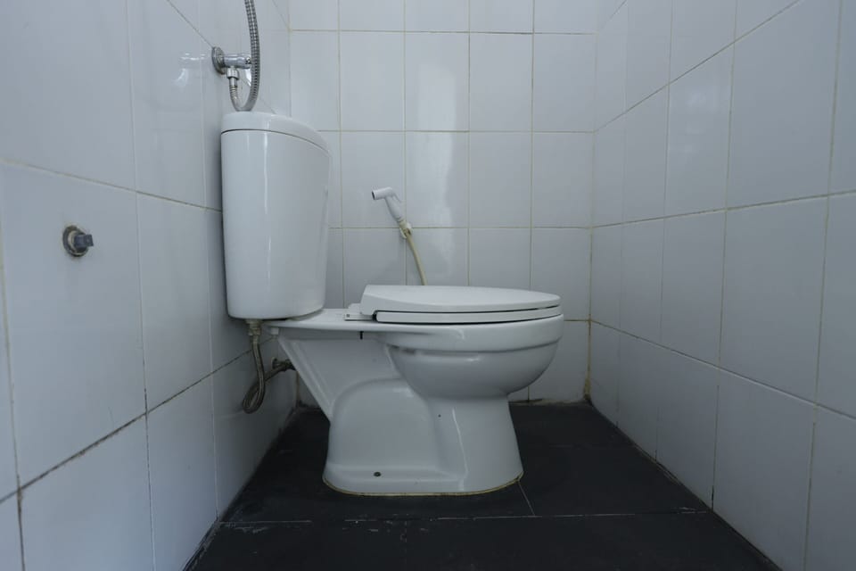 Standard Double Room | Bathroom | Shower, towels, toilet paper