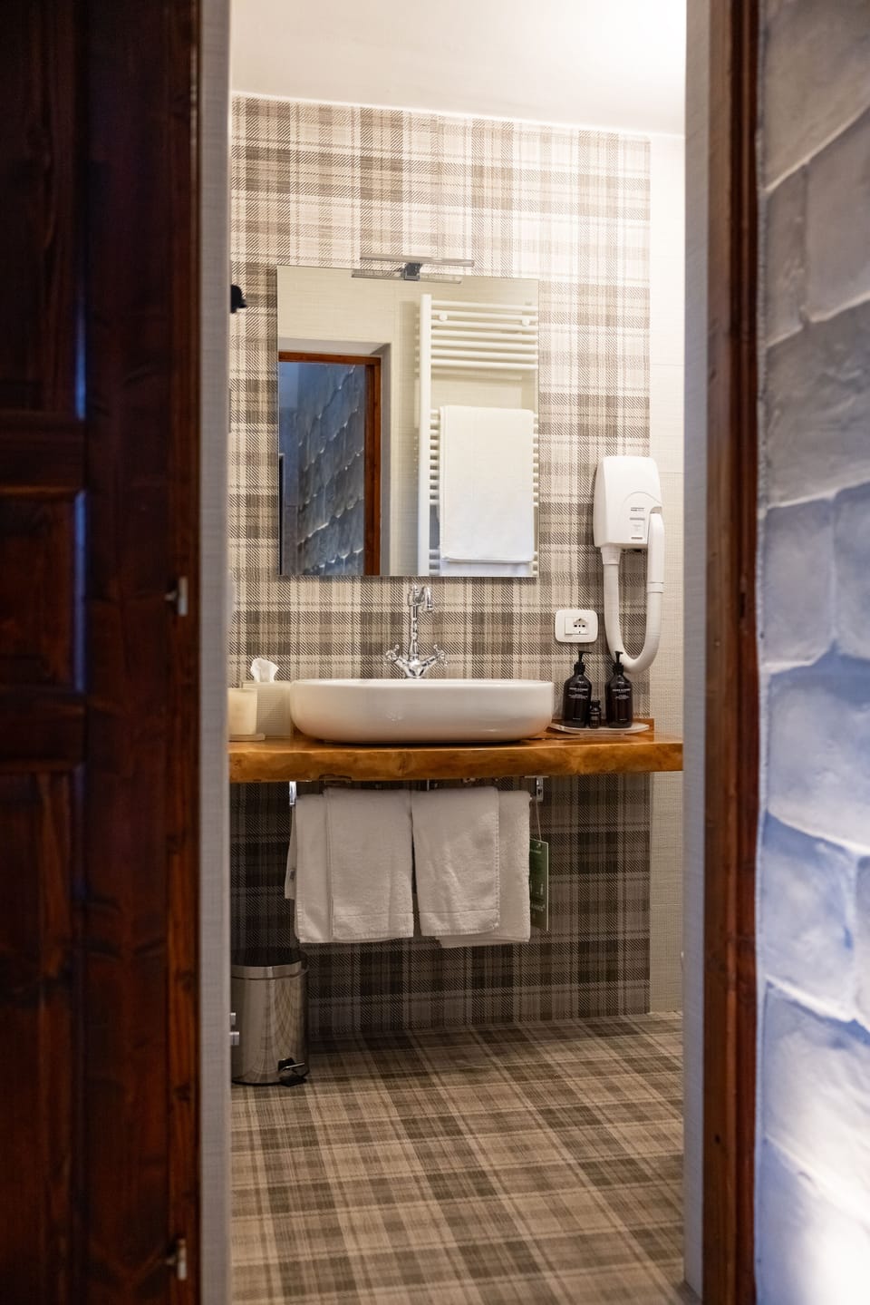 Deluxe Suite | Bathroom | Free toiletries, hair dryer, slippers, towels