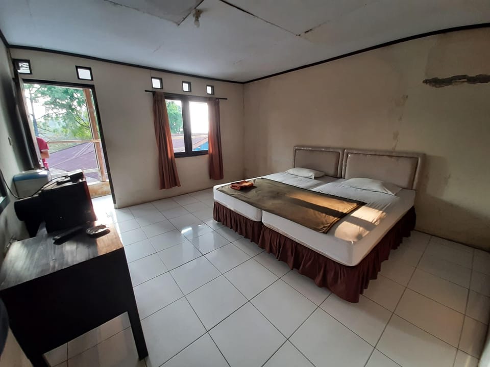 Standard Double Room | Laptop workspace, free WiFi, bed sheets