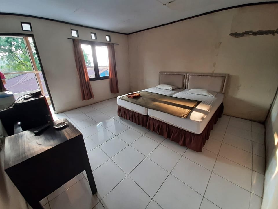 Standard Double Room | Laptop workspace, free WiFi, bed sheets
