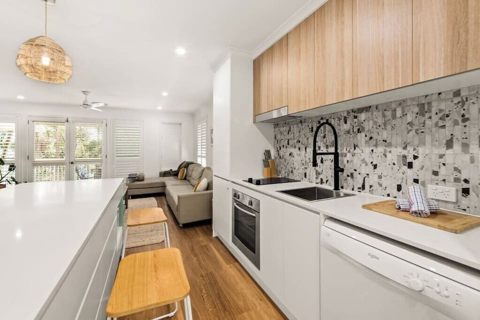 New kitchen and great entertaining bench. 