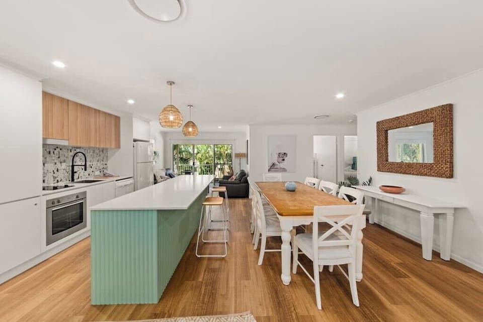 Kitchen, dining and second lounge area 