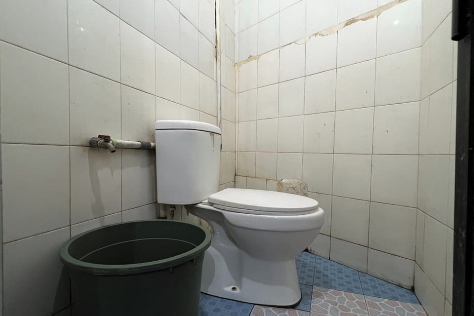 Standard Double Room | Bathroom | Shower, towels, toilet paper