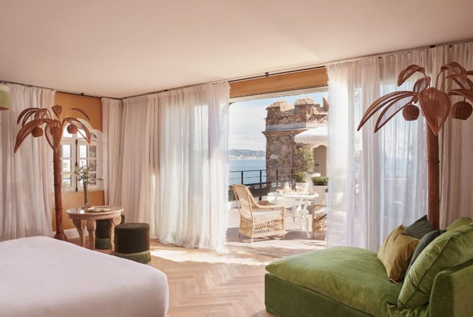 Panoramic Suite | Minibar, in-room safe, individually decorated, individually furnished