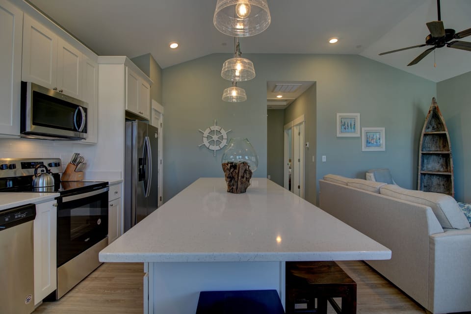 K4221 Open Concept Kitchen w/Eat In Island