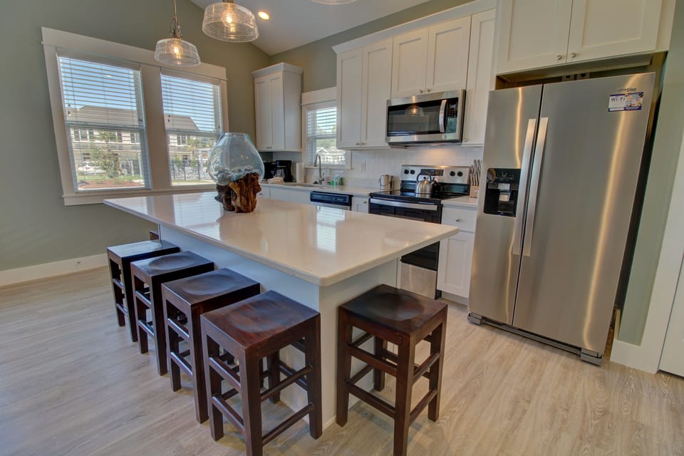 K4221 Open Concept Kitchen w/Eat In Island