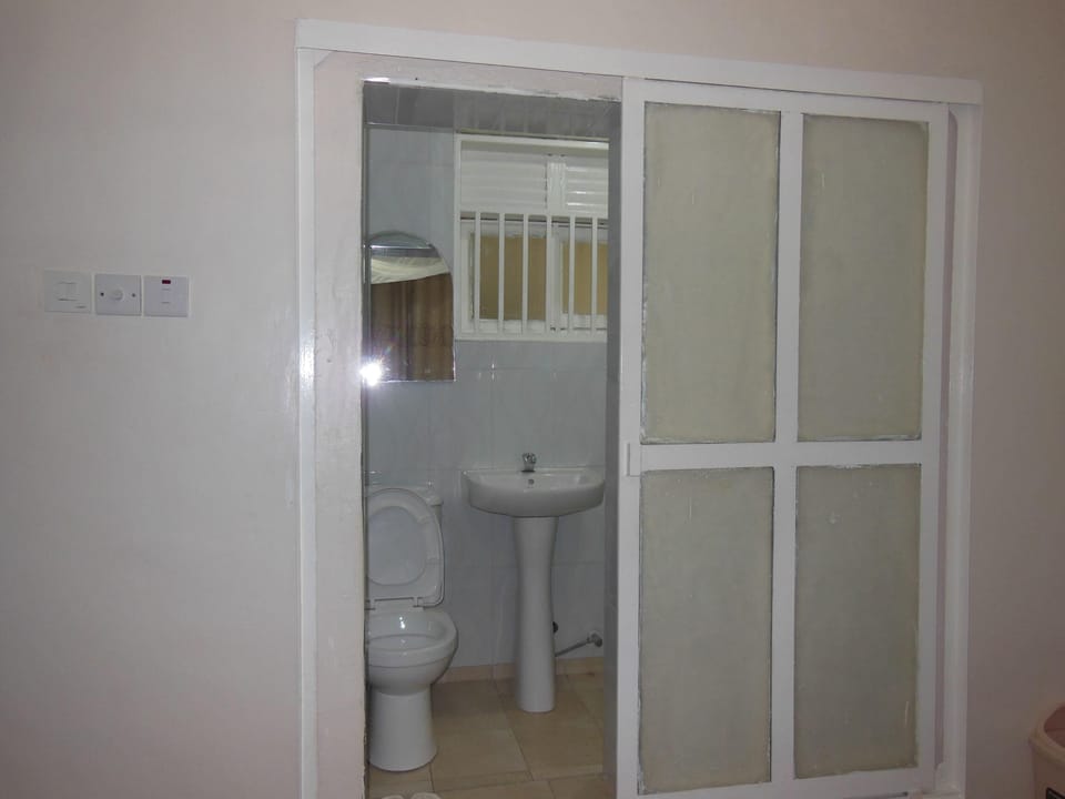 Family Twin Room | Bathroom | Shower, rainfall showerhead, free toiletries, bathrobes