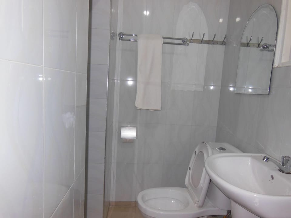 Comfort Double Room | Bathroom | Shower, rainfall showerhead, free toiletries, bathrobes