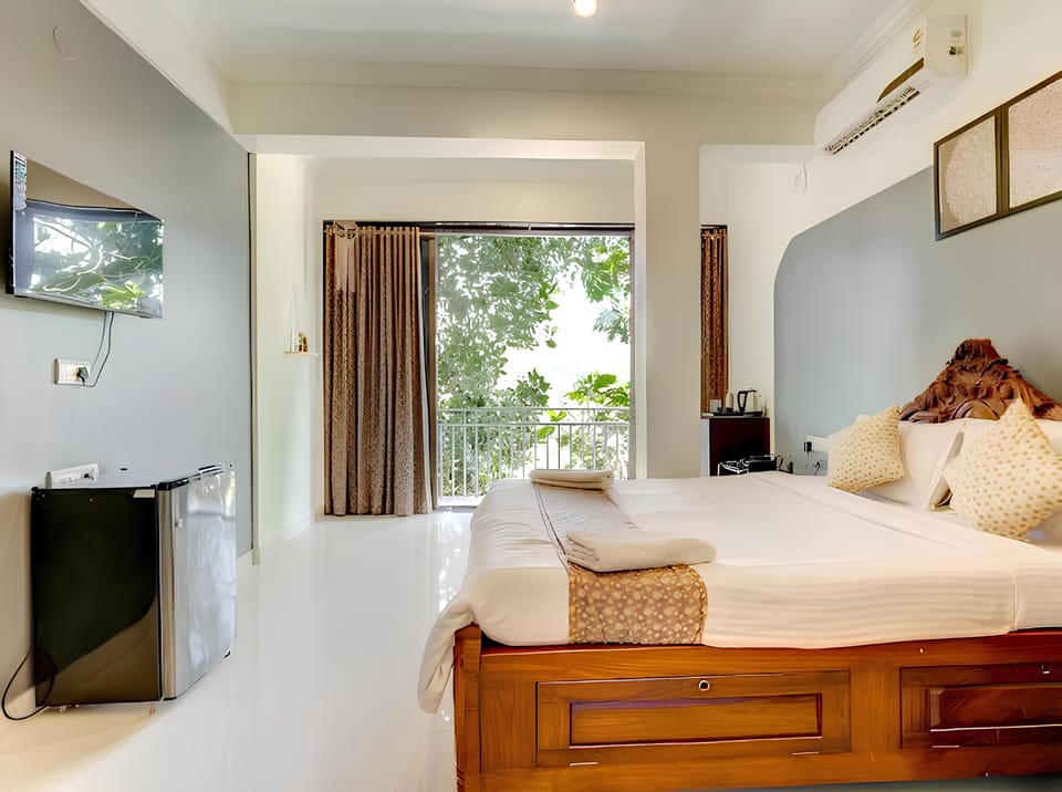 Deluxe Room with Balcony | Desk, bed sheets