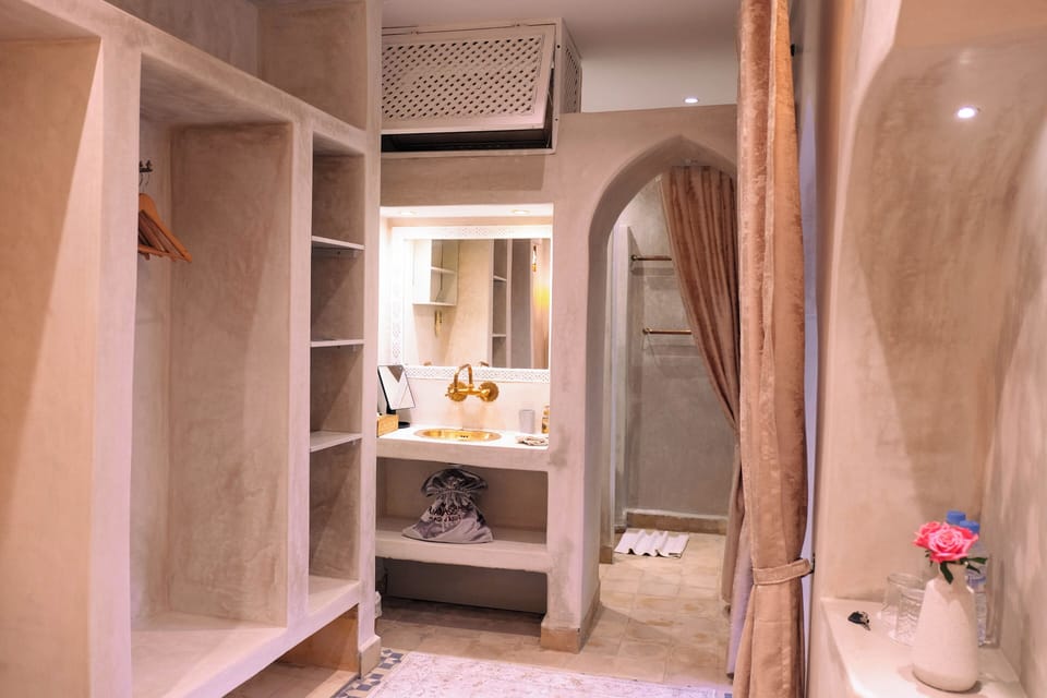 Standard Room | Bathroom | Shower, free toiletries, hair dryer, towels