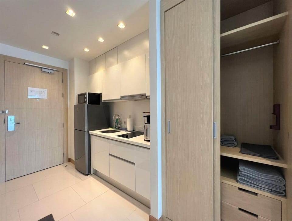 Beachfront A403 Seaview Studio (2126)