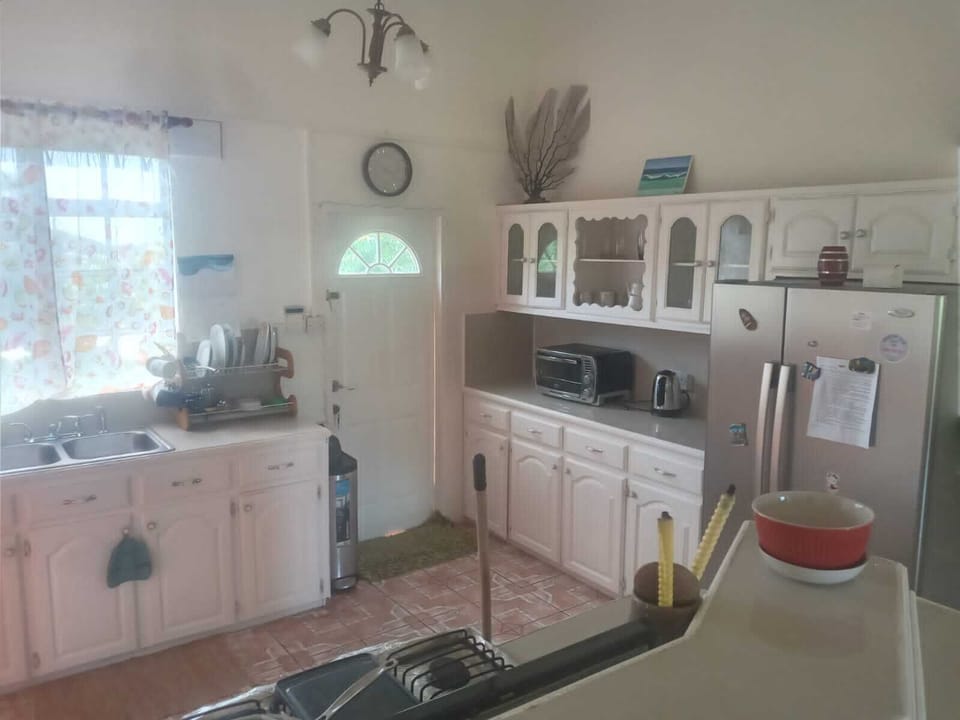 Basic Apartment | Private kitchen | Fridge, microwave, paper towels