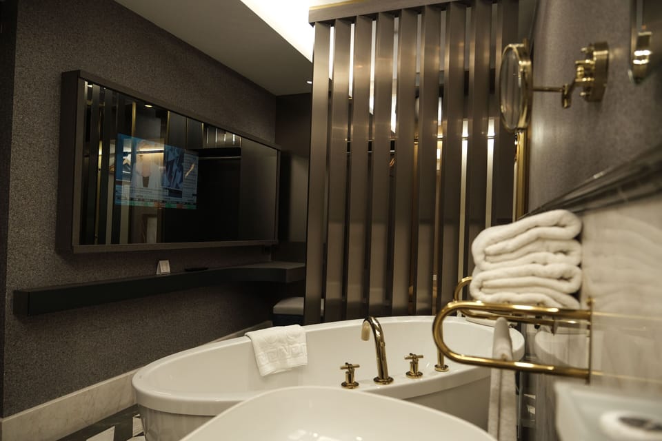 Comfort Double Room, 1 King Bed | Bathroom | Free toiletries, hair dryer, towels, soap