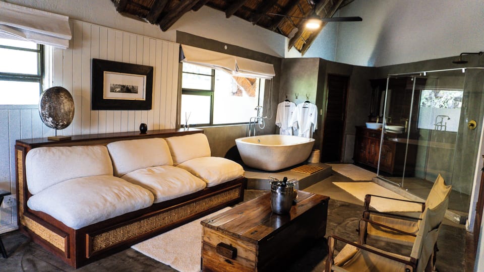 Luxury Suite, 1 King Bed | Living area