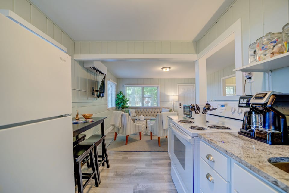 Comfort Cabin | Private kitchen | Fridge, microwave, oven, stovetop