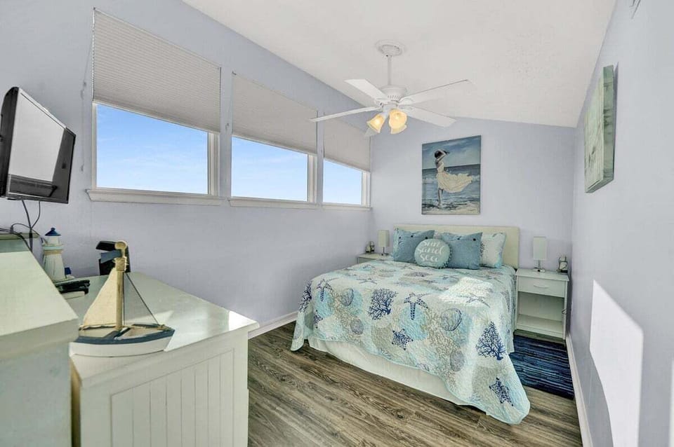 Queen bed, 2nd floor.