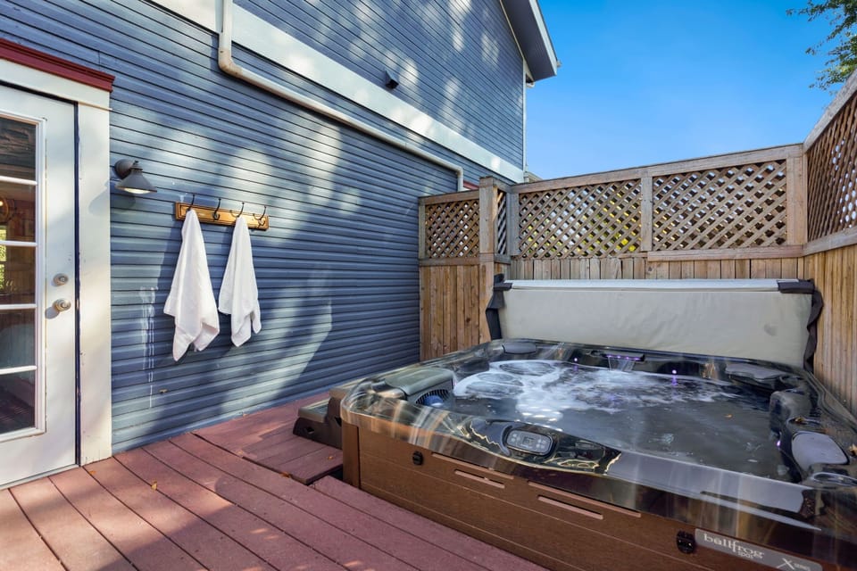 House, Multiple Beds, Hot Tub, Garden View (604 W Magnolia) | Property grounds