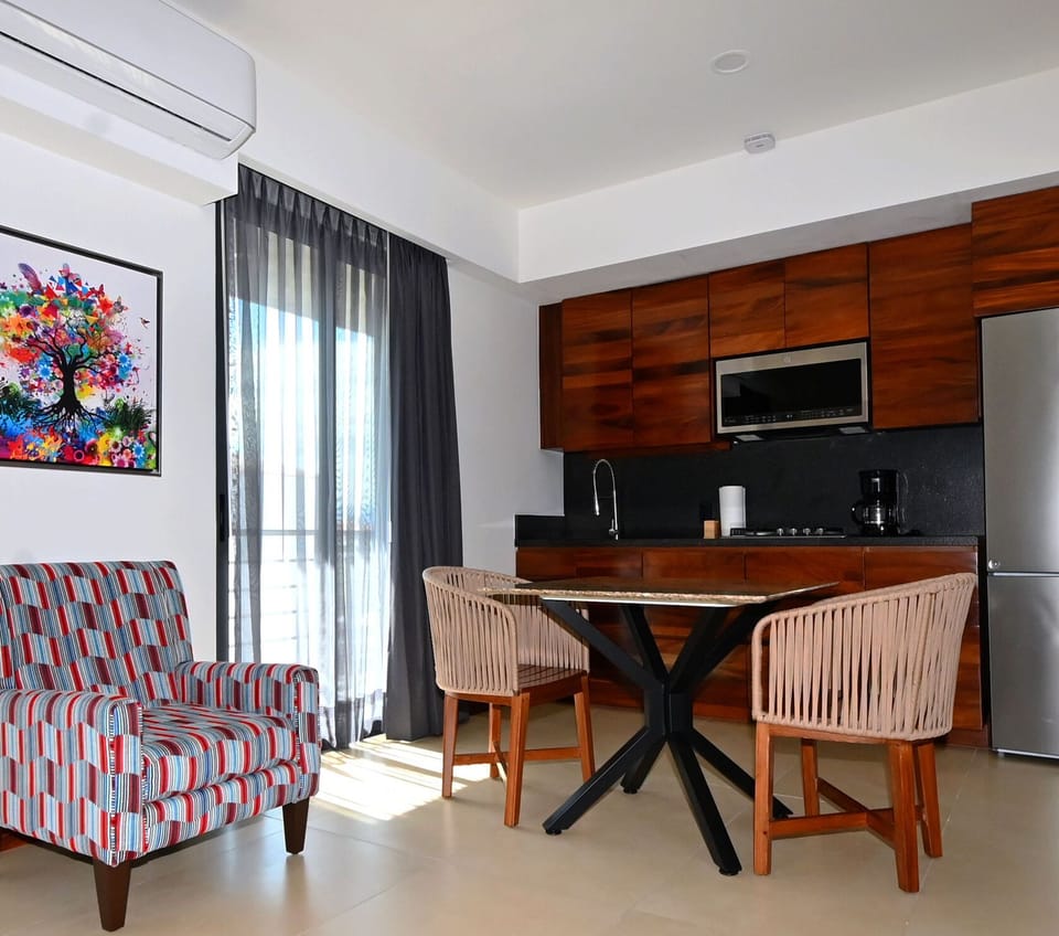 Front Suite Dining -Kitchen