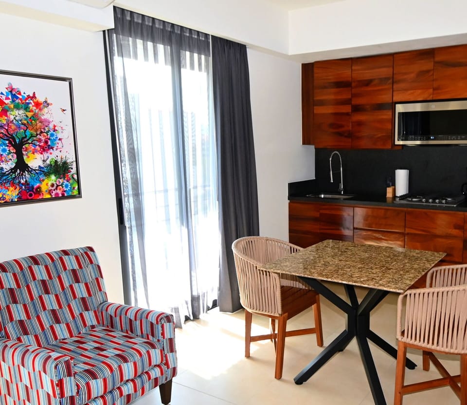 Front Suite Kitchen-Dining