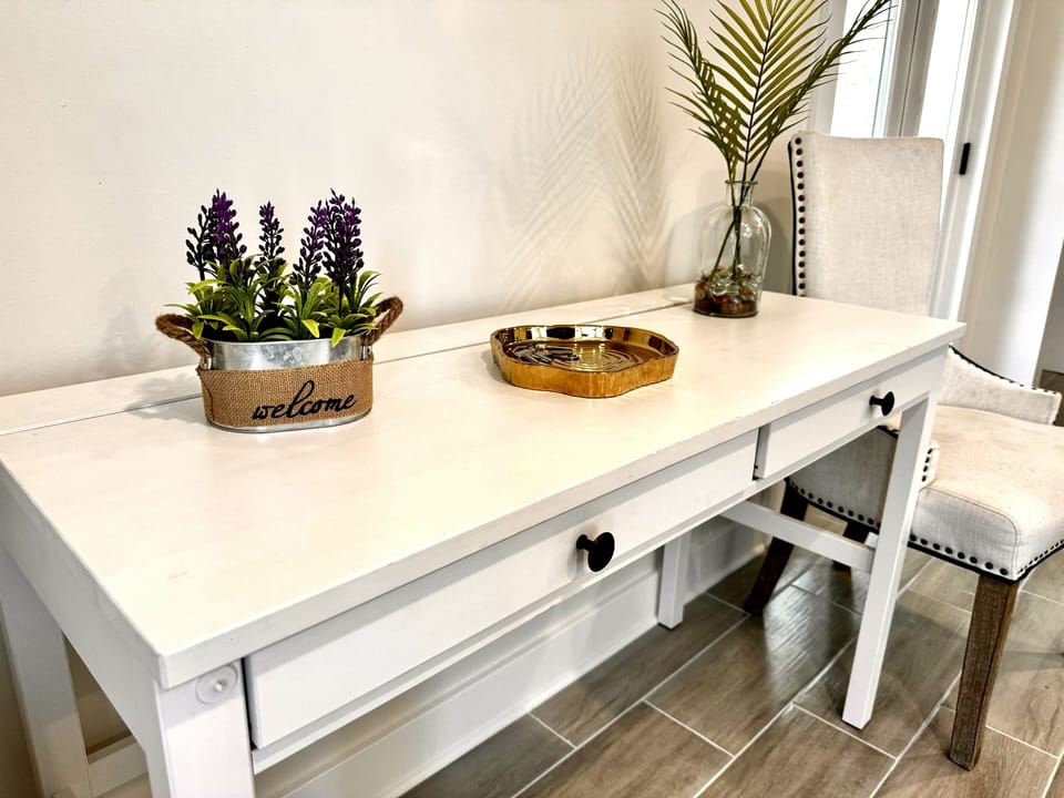 Entrance table