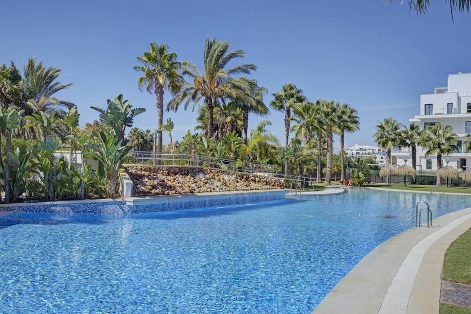 Piscina y jardines