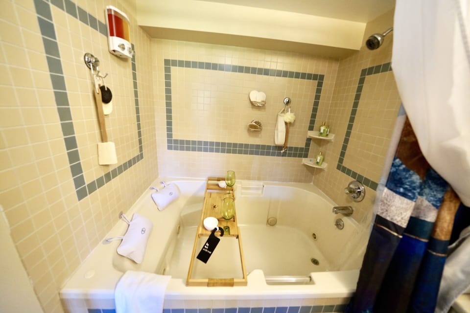 Romantic Room | Bathroom | Free toiletries