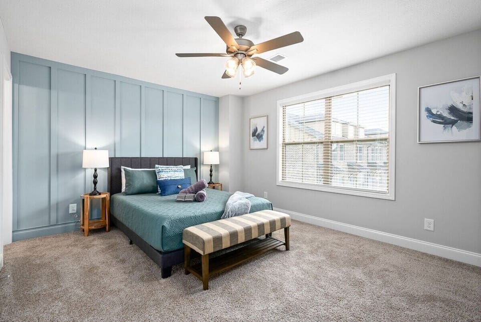 Master Bedroom with Queen Bed (Second Floor)