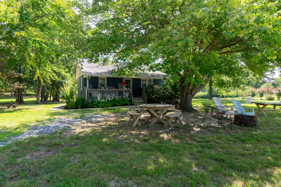 Blue Crab Cottage front porch is a favorite hangout area. 