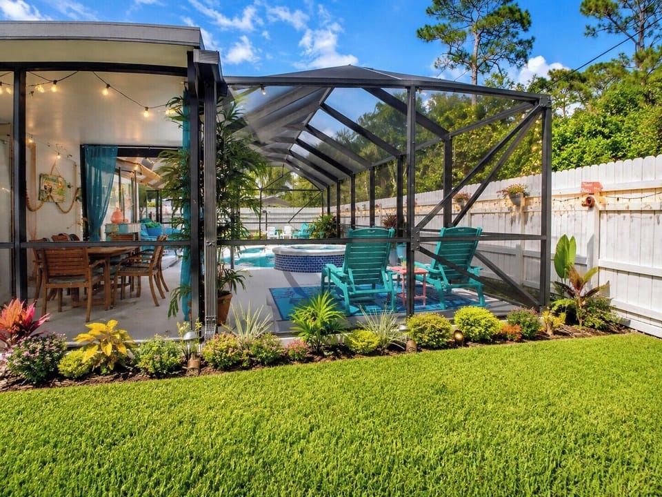 Fully Screened lanai with outdoor dining area, sun bathing & seating areas
