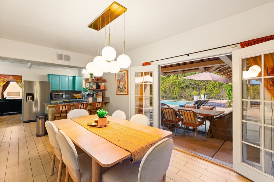 The dining space features seating for 6 guests