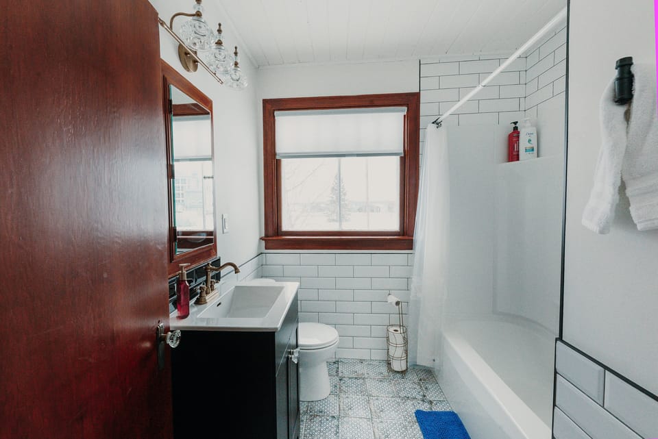 Main floor full bathroom.